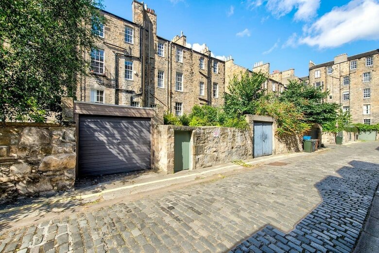 Quiet Mews Apartment In New Town