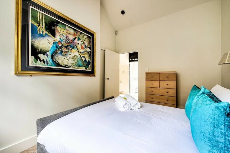 Quiet Mews Apartment In New Town