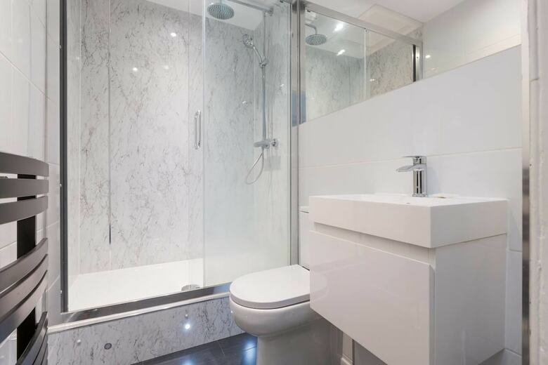 Elegant 3 Bedroom Central Apartment W/castle View
