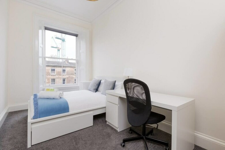 Elegant 3 Bedroom Central Apartment W/castle View
