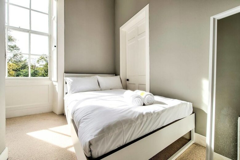 Bright And Spacious 4-bedroom Apart In Stockbridge