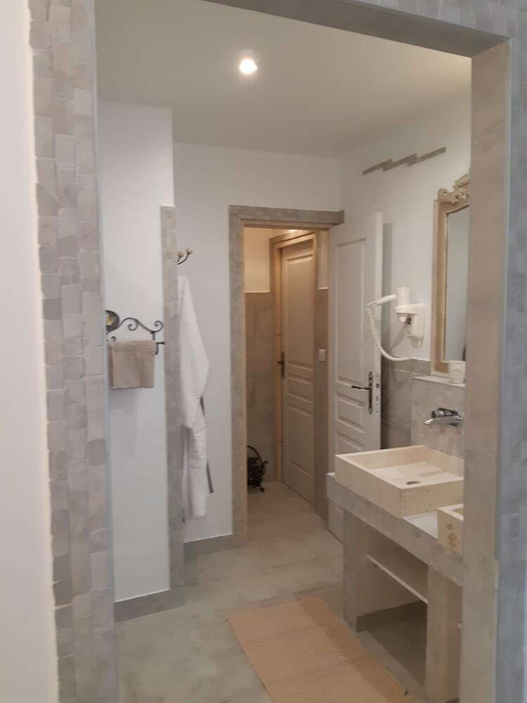 Villa La Licorne Piscine, Jacuzzi, Massages,tennis