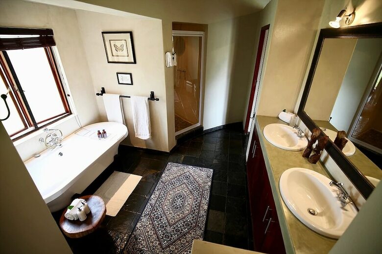 Posada Ivory Wilderness River Rock Lodge