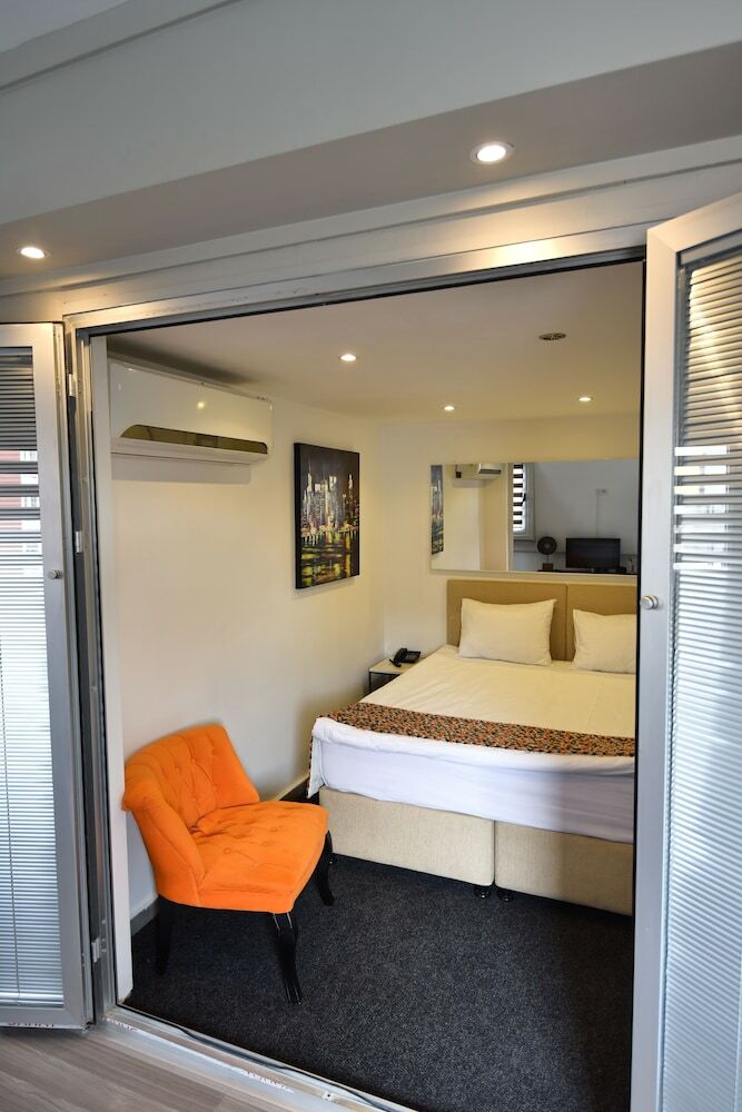 B Guest Hotel