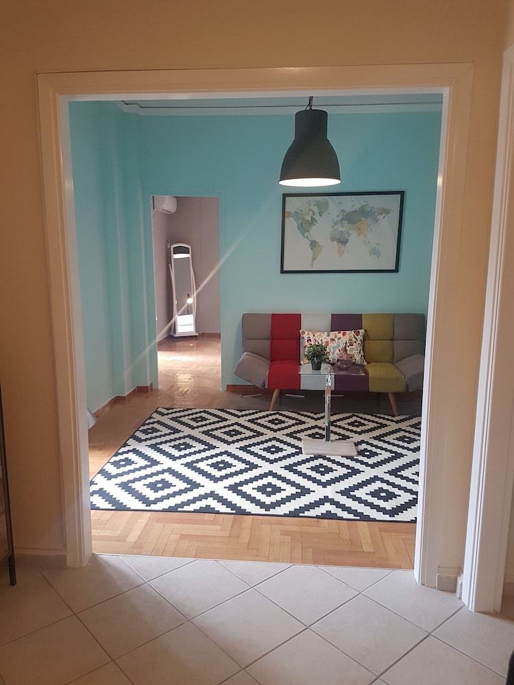 Ambelokipi. Spacious Sunny Apartment