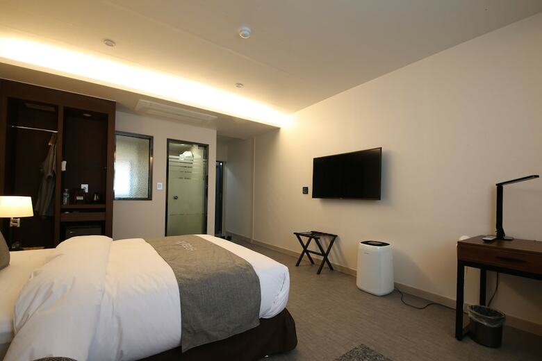 Hotel J's