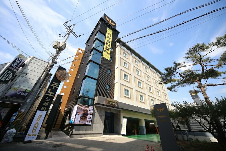 Hotel J's