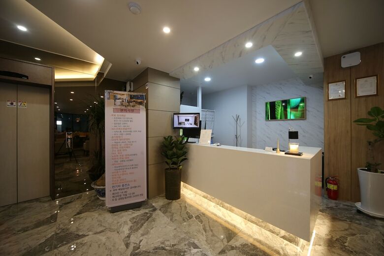 Hotel J's