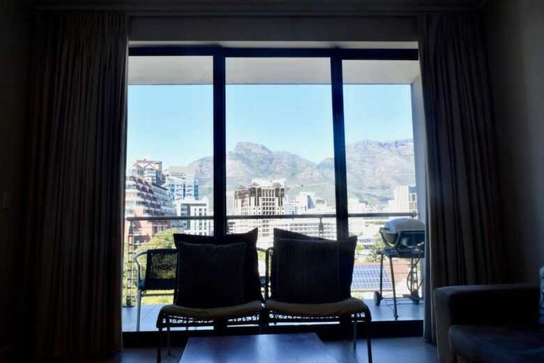 Relaxing 2 Bedroom Rockwell Apartment Suite