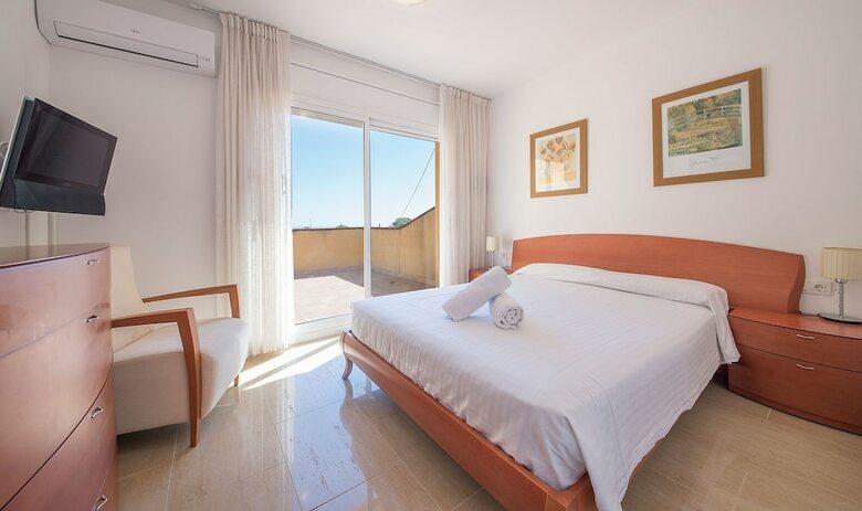 House Oliva 2 Km From The Beach (R76)