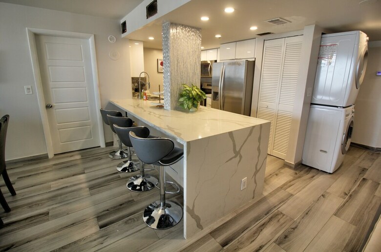 The Grand Condos By Edgewater One Ir