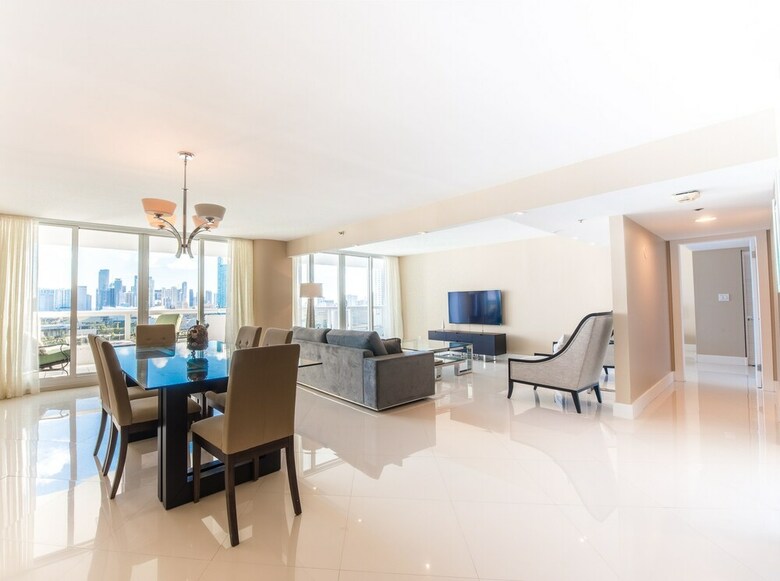 The Grand Condos By Edgewater One Ir