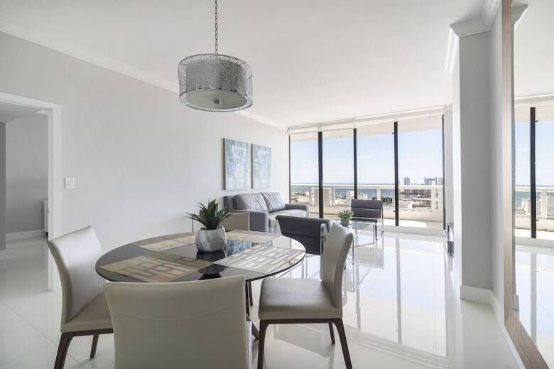The Grand Condos By Edgewater One Ir