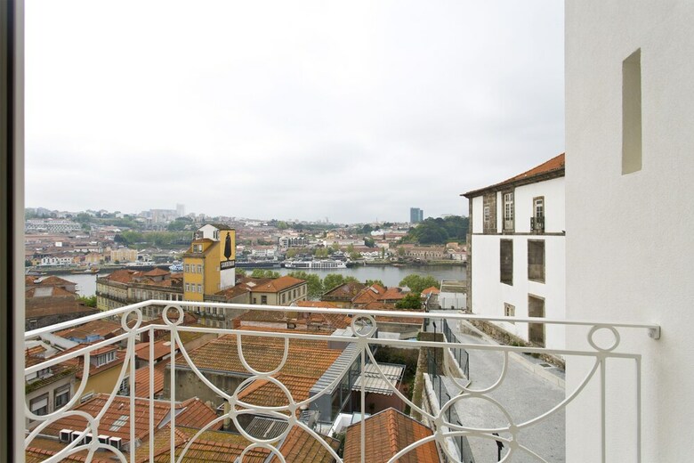 Rva S�o Jo�o Novo Apartments