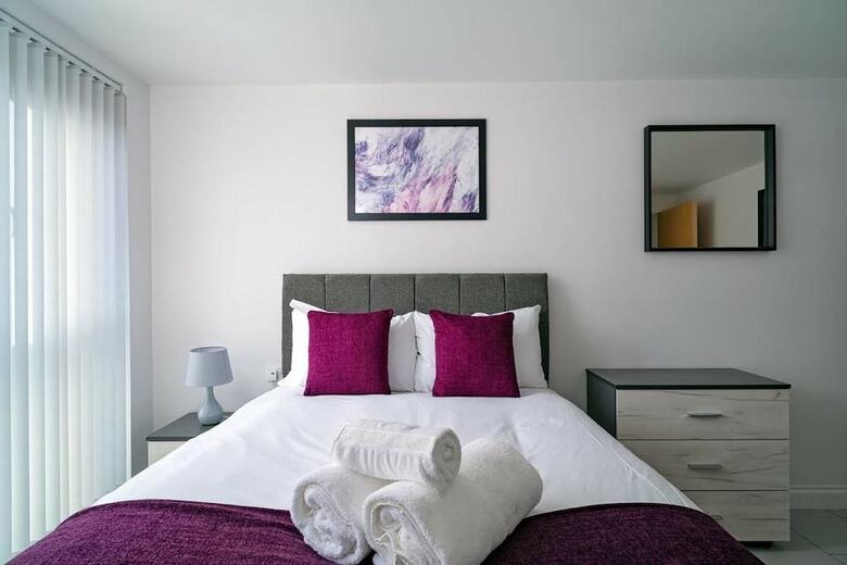 Modern Bright Apartment Near Centre