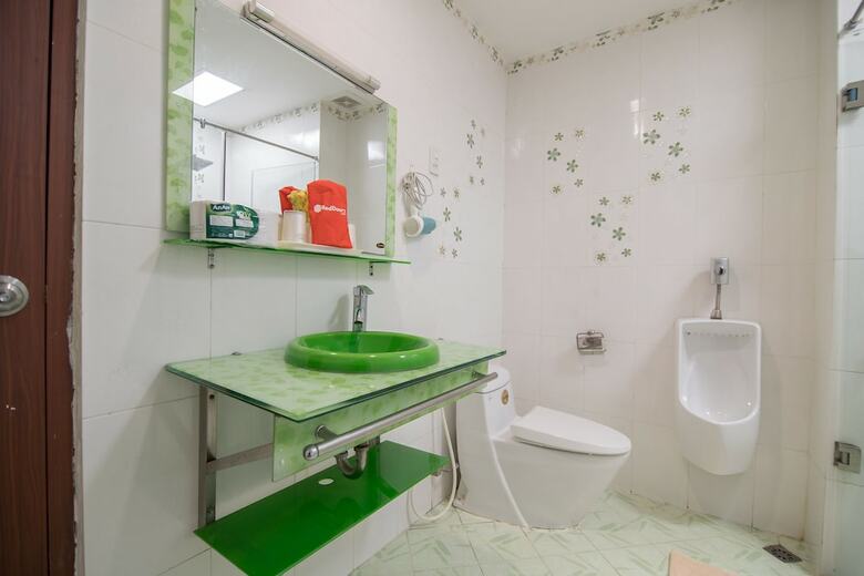 Hotel Reddoorz Plus Near Saigon Centre