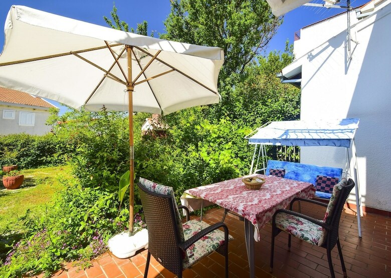 Holiday House Mira