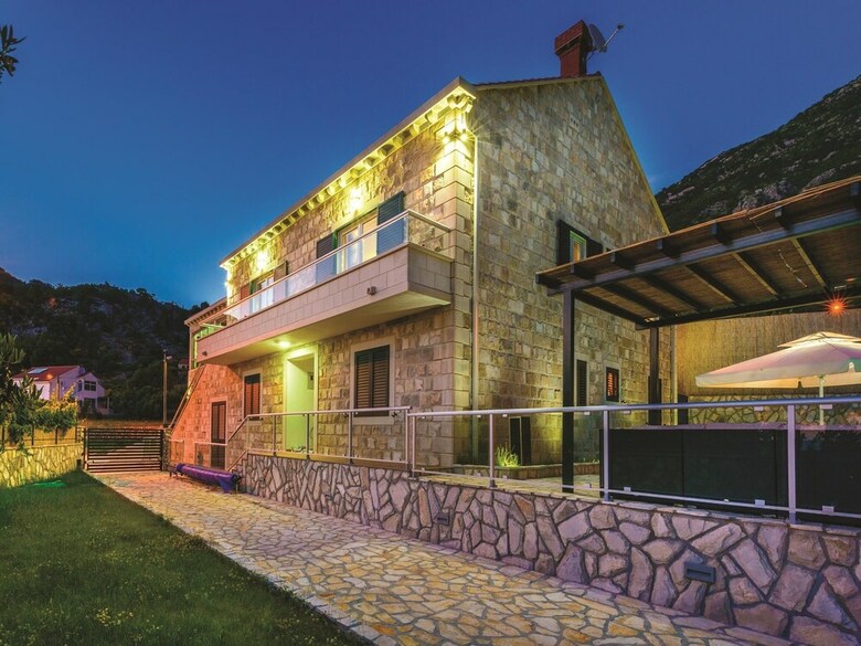 Villa Pave / Six Bedrooms H1