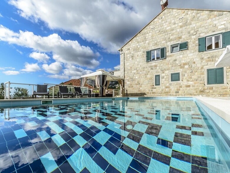 Villa Pave / Six Bedrooms H1