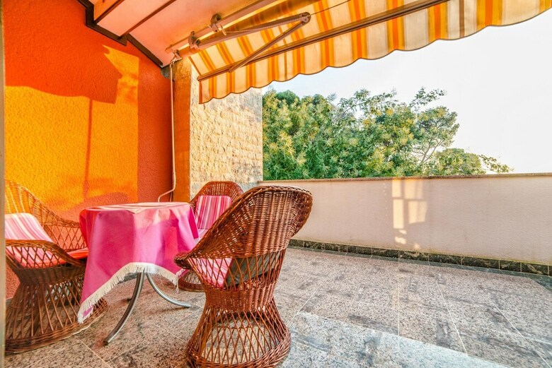 Apartamentos Holiday House Nada