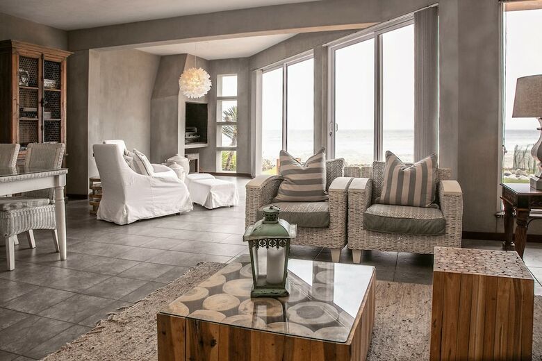 Blue Pearl - Situated Right On The Beach