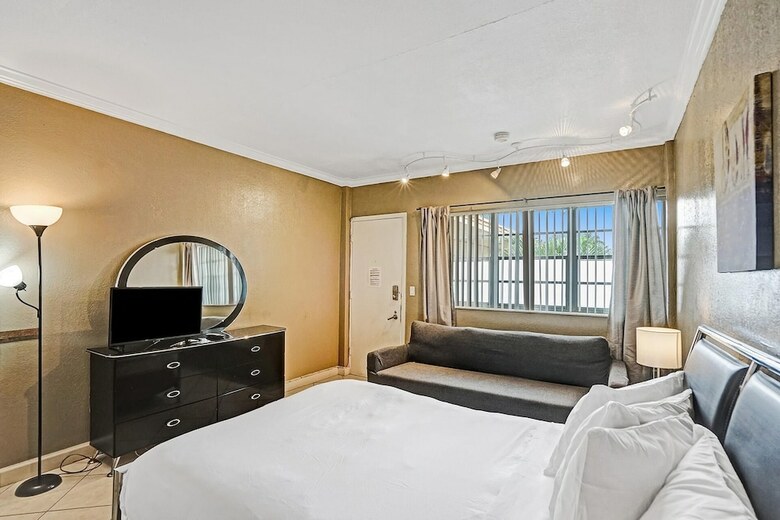 Apartamentos Gorgeous Gem, Walk From The Ocean!!
