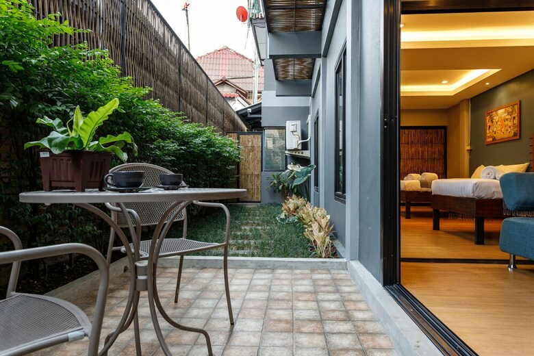 Hotel Hostel One Art & Gallery