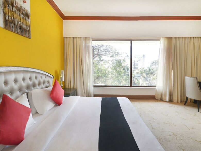 Capital O 29124 Royal Palms Hotel