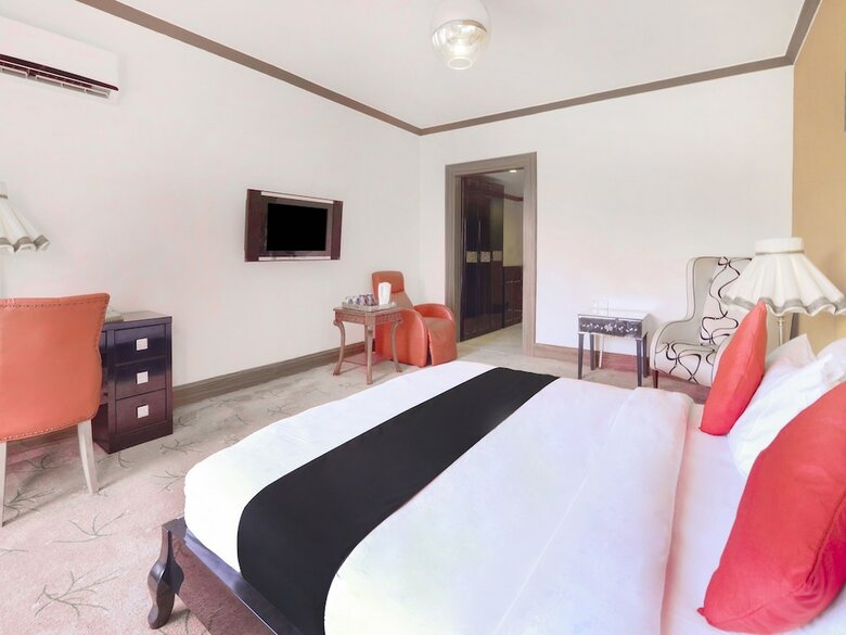 Capital O 29124 Royal Palms Hotel