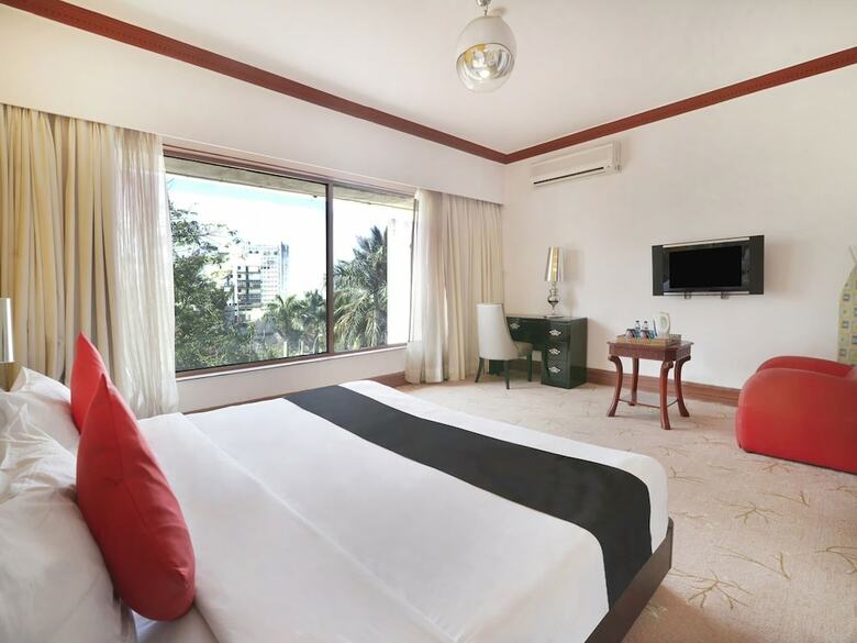 Capital O 29124 Royal Palms Hotel