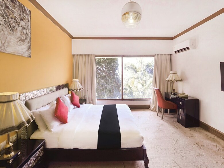 Capital O 29124 Royal Palms Hotel