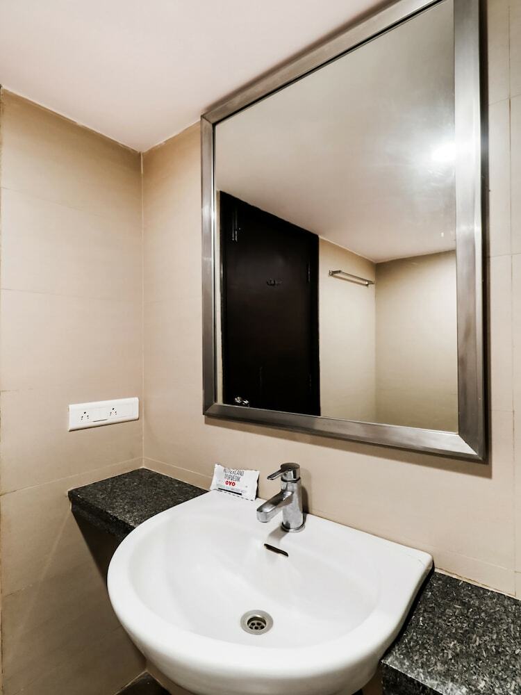 Oyo 37001 The Regency Hotel