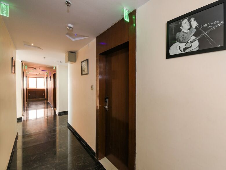Hotel Capital O 29581 Rohini Jazz