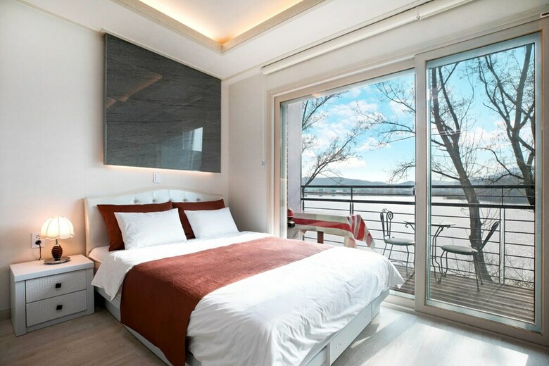 Nami Island Rivermoon Spa Pension