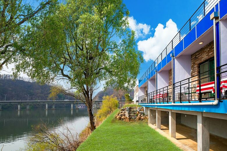 Nami Island Rivermoon Spa Pension