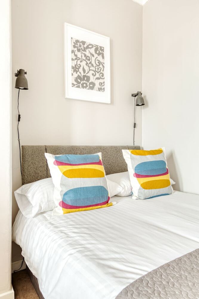 Bright One Bedroom West End Apartment