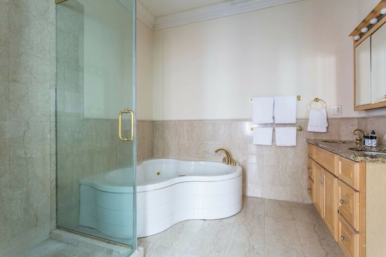 Central 2br Apt Near Independence Hall By Domio!