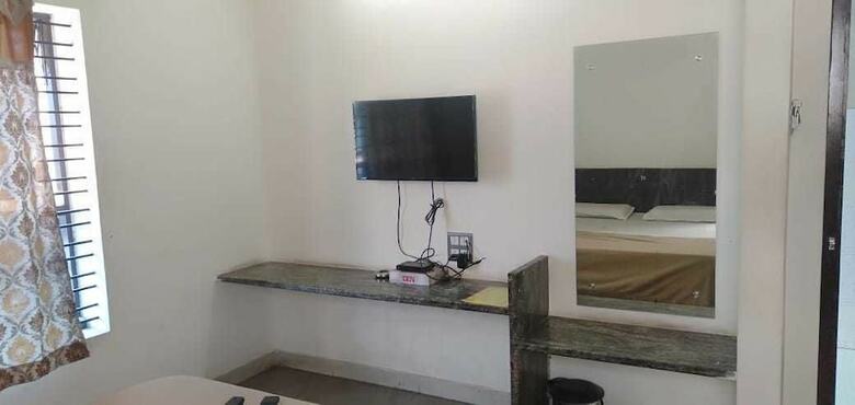 Hotel Iroomz Grand Palace