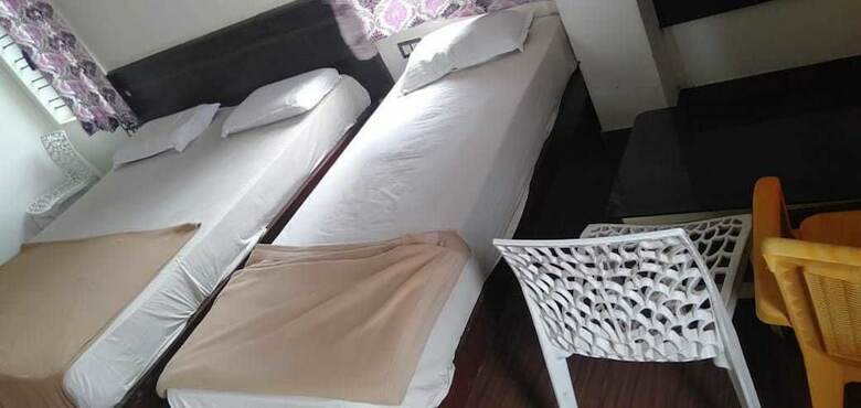 Hotel Iroomz Grand Palace