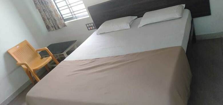 Hotel Iroomz Grand Palace