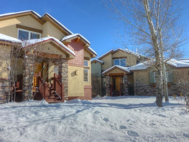 Cascades Townhomes Hood 1