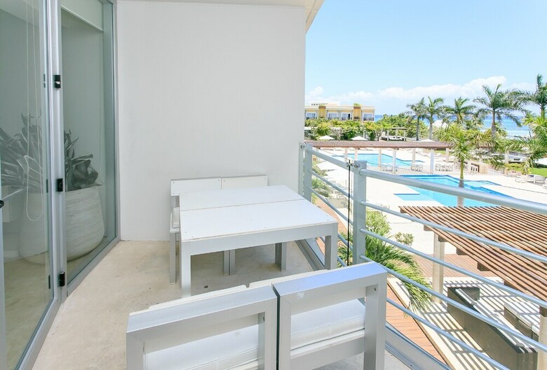 Aparthotel Luxury Condos At Magia
