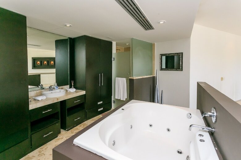 Aparthotel Luxury Condos At Magia