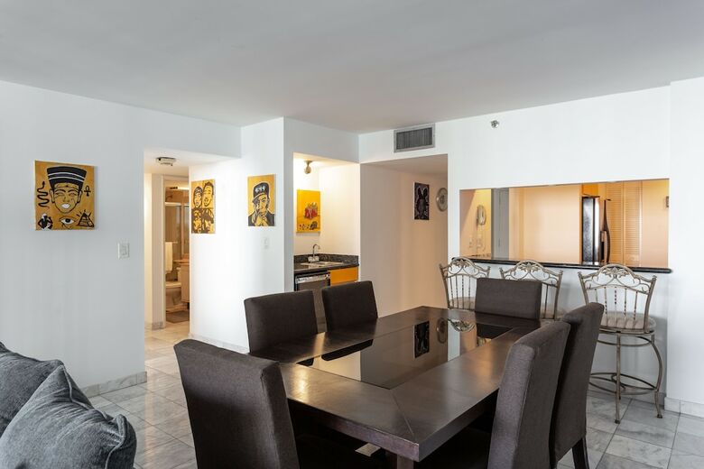 3 Bedroom Condo With Stunning Balcony View