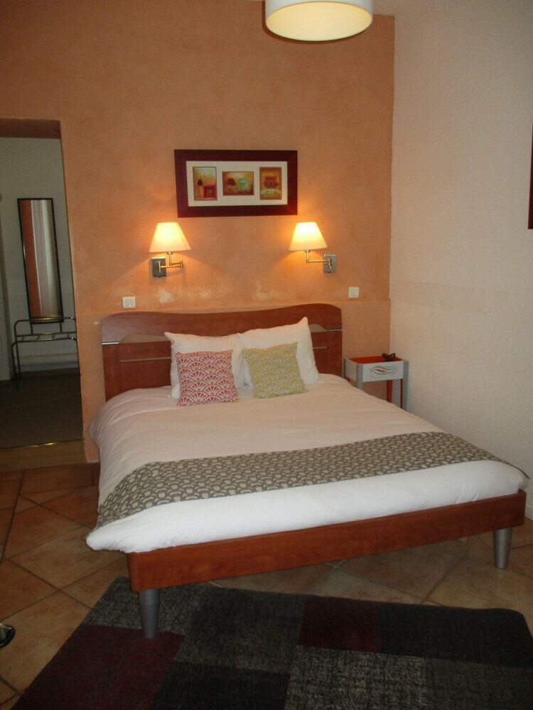 Hotel H�tel La Tour Des F�es