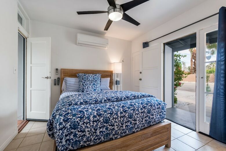 Palm Springs Glamour Three Bedroom House