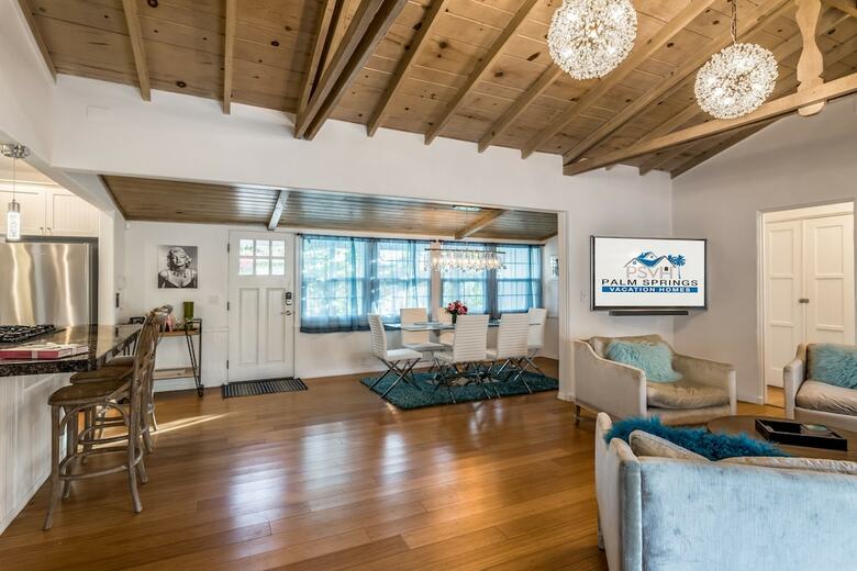 Palm Springs Glamour Three Bedroom House