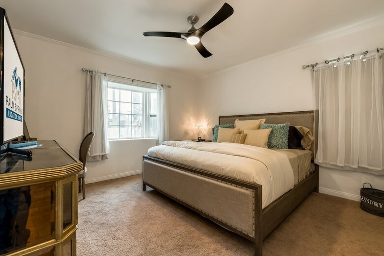 Palm Springs Glamour Three Bedroom House