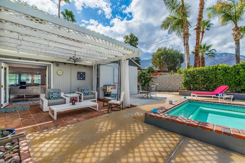 Palm Springs Glamour Three Bedroom House