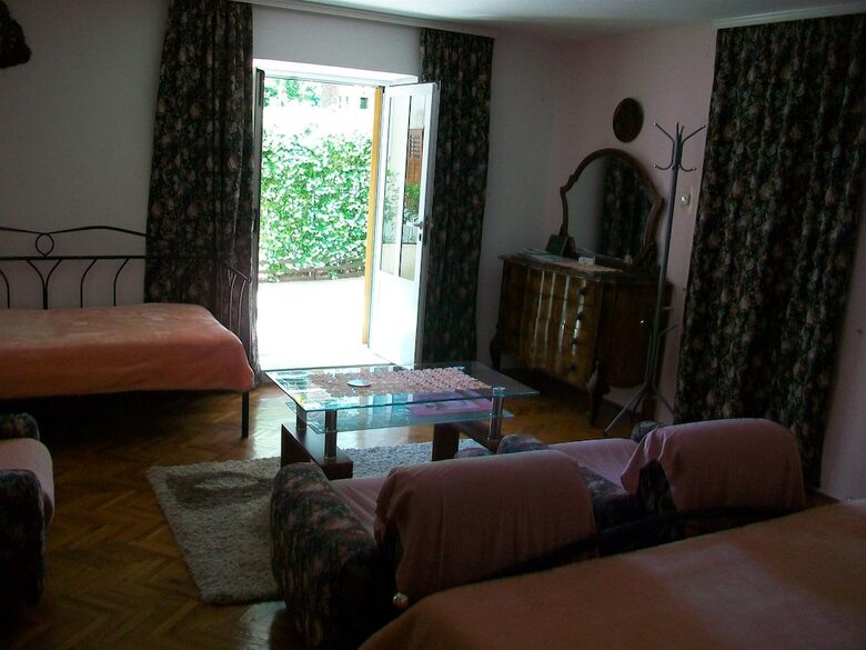 Apartments And Room Rukoni?